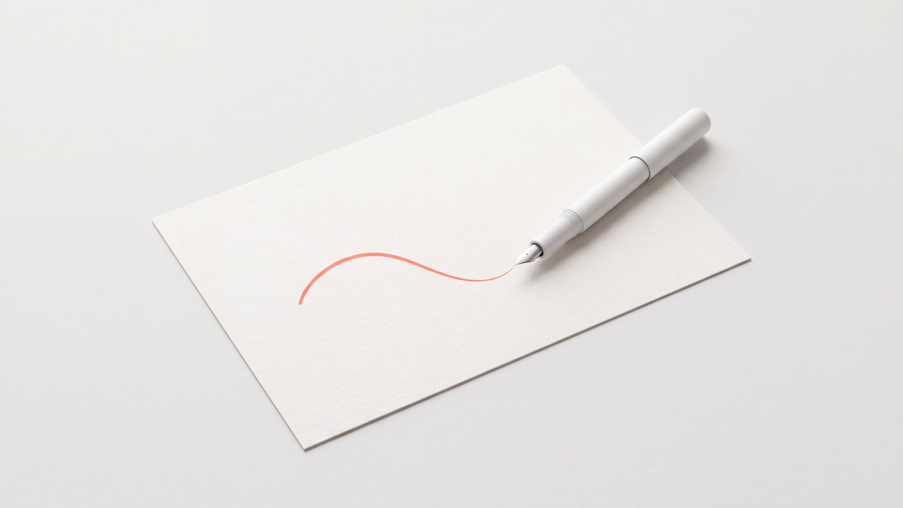 Weißer Füller auf Baumwollpapier mit einer korallenroten Tintenlinie