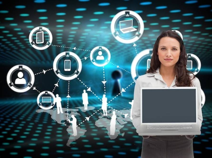 Mitarbeitende in einem modernen Büro diskutieren gemeinsam über digitale Transformationsstrategie auf einem Whiteboard