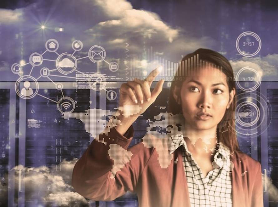 Führungskraft vor einem digitalen Dashboard – Symbol für gescheiterte digitale Transformation trotz hoher Investition