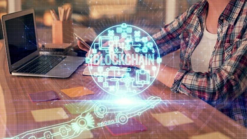 Team arbeitet gemeinsam an digitaler Transformation und Kompetenzentwicklung im modernen Büro