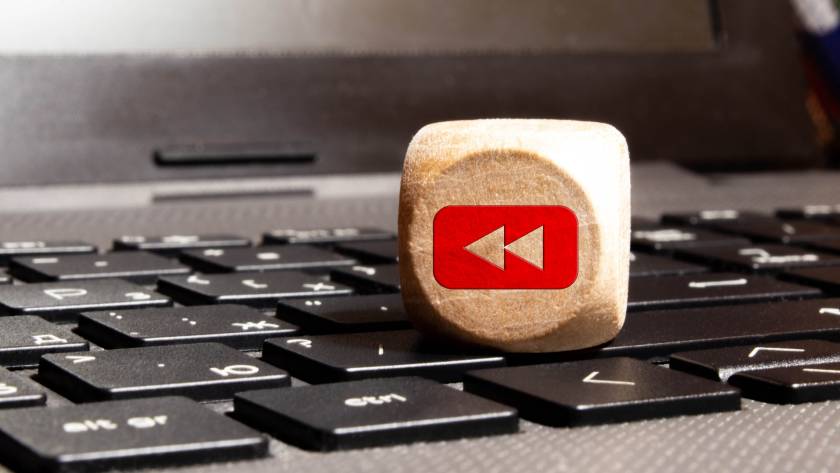 YouTube-Logo vor Statistik-Grafik: 62 Milliarden Dollar Umsatz 2025, größtes Medienunternehmen der Welt