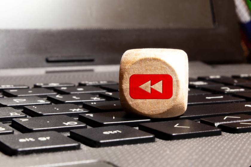 YouTube-Logo vor Statistik-Grafik: 62 Milliarden Dollar Umsatz 2025, größtes Medienunternehmen der Welt