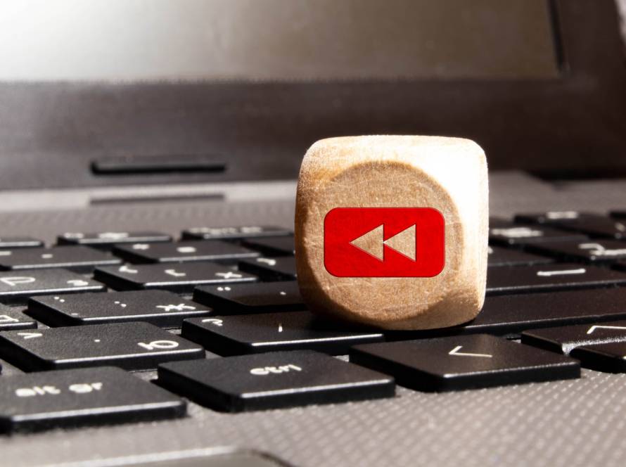 YouTube-Logo vor Statistik-Grafik: 62 Milliarden Dollar Umsatz 2025, größtes Medienunternehmen der Welt